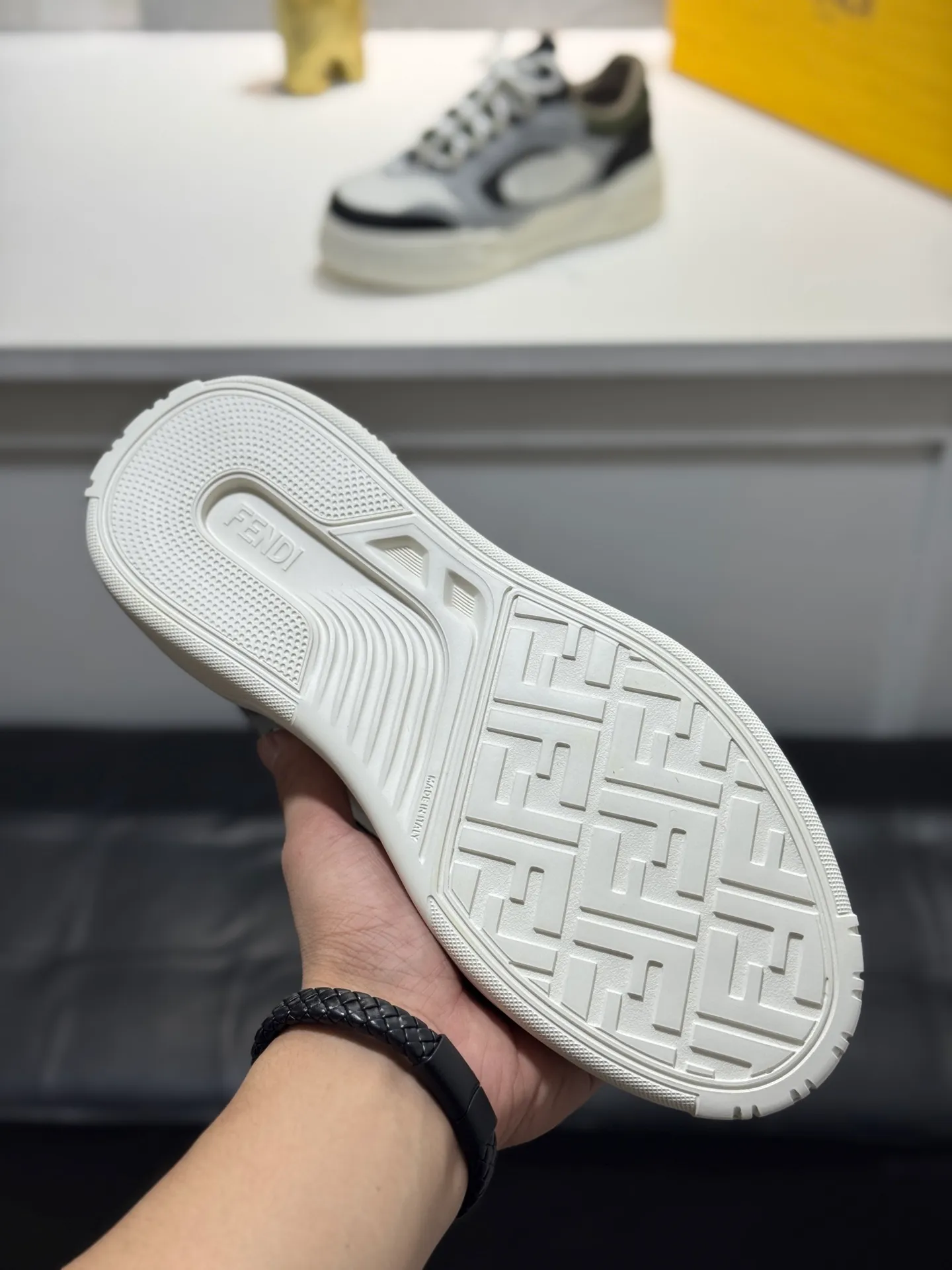 Men's men's shoes 💰560 [New style] 🦥🦥FENDI Fendi high version latest Force series calfskin FF mesh round toe thick sole low-top sports sneakers, these Force lace-up low-top shoes. Made of white full-grain leather and white and brown smooth leather. Padded. Brown FF jacquard and yellow technical fabric details. Lightweight and thick white sole with FF pattern details on the toe and heel ✔️Fabric: Imported first-layer cowhide breathable mesh ✔️Inner lining: Customized breathable mesh ✔️Sole: Open-molded rubber foam material ✔️Sole thickness: 7CM Size: #Men's 38-44 (45 is custom-made and cannot be returned or exchanged